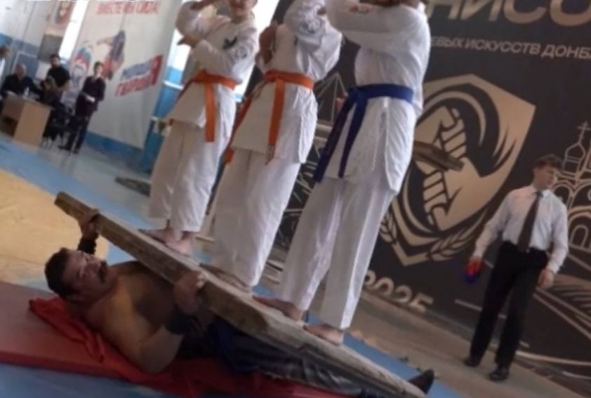 Дмитрий Халаджи устроил необычный турнир в ДНР, где спортсменки танцевали на нем