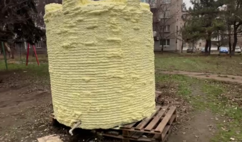 Необычный способ утепления баков для воды в Енакиево: рискованное решение или временная мера?