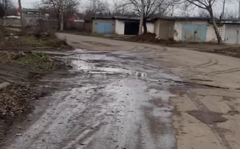 В Макеевке жители жалуются на разрушенную дорогу и отсутствие уличного освещения
