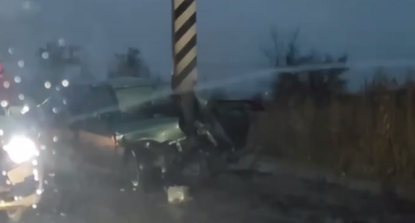 В Макеевке спасатели вытащили молодого водителя из серьезного ДТП