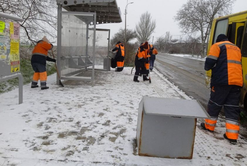 Мариуполь очищает улицы от снега после обильного снегопада