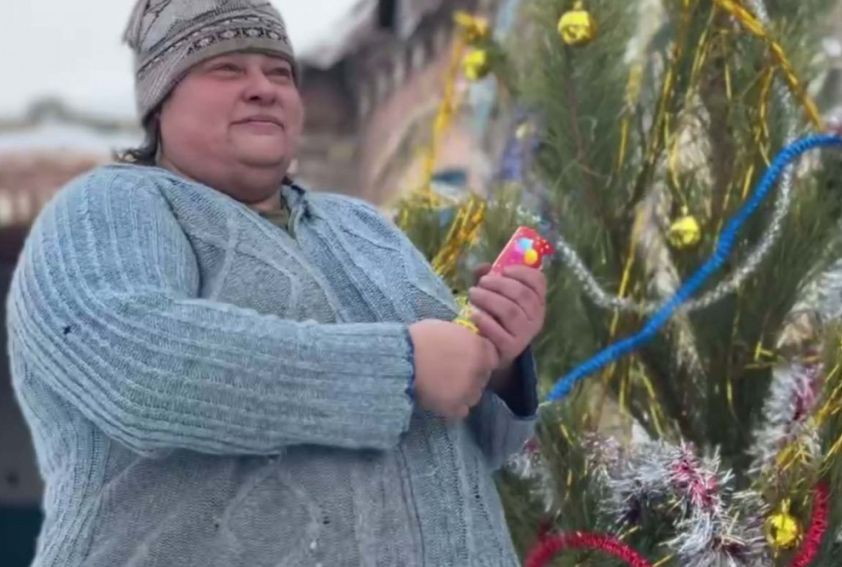 В Марьинке открыли единственную новогоднюю елку: праздник в разрушенном городе