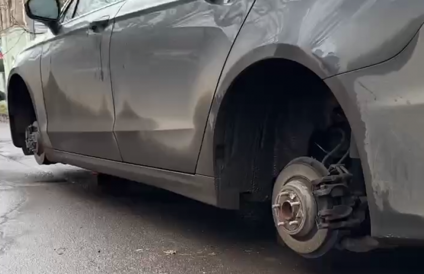 В Донецке украли колеса с машины блогера: что известно