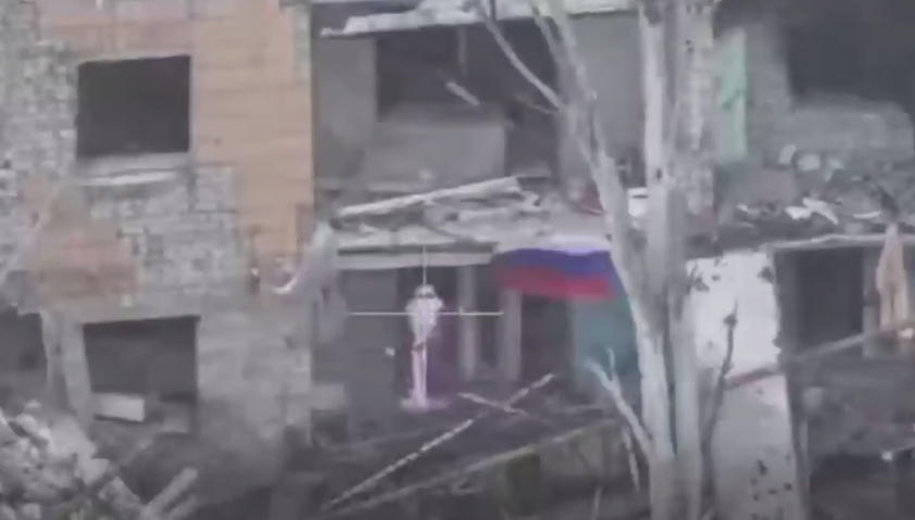 Российские военные с флагом Победы: освобождение Димитрова