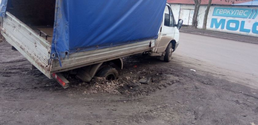Грузовик попал в канализационный люк в Макеевке: очередная проблема коммунальной инфраструктуры