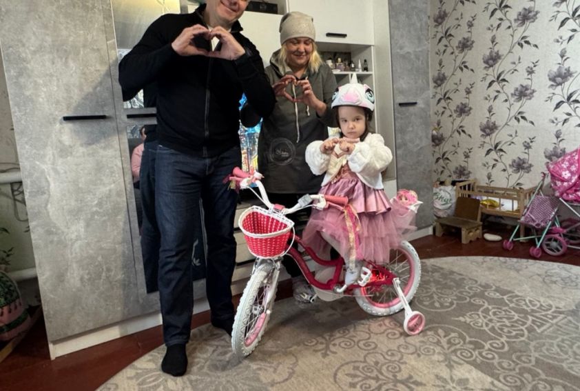 Челябинские подарки: Девочкам из ДНР подарили велосипеды к Новому году