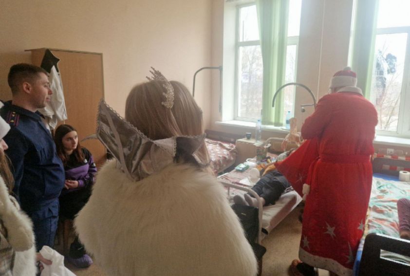 Следкомы поздравили детей республиканской травматологии с наступающим Новым годом