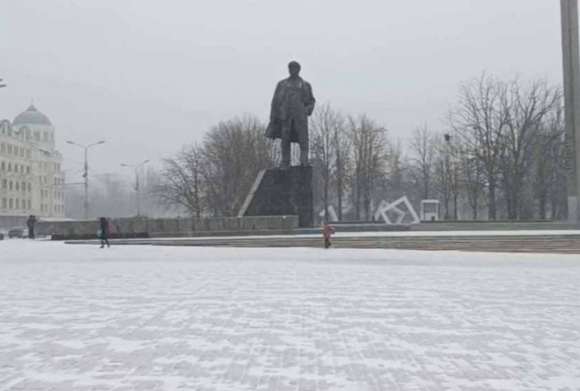 В Донецке выпал первый снег, подняв настроение жителям