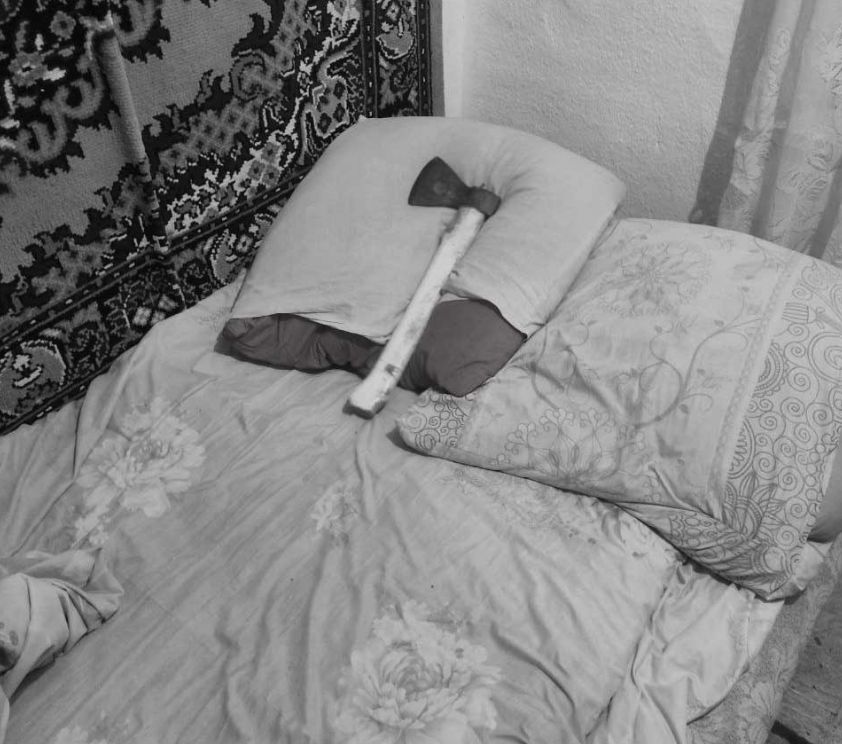 В Тельмановском районе мужчина напал на девушку с топором