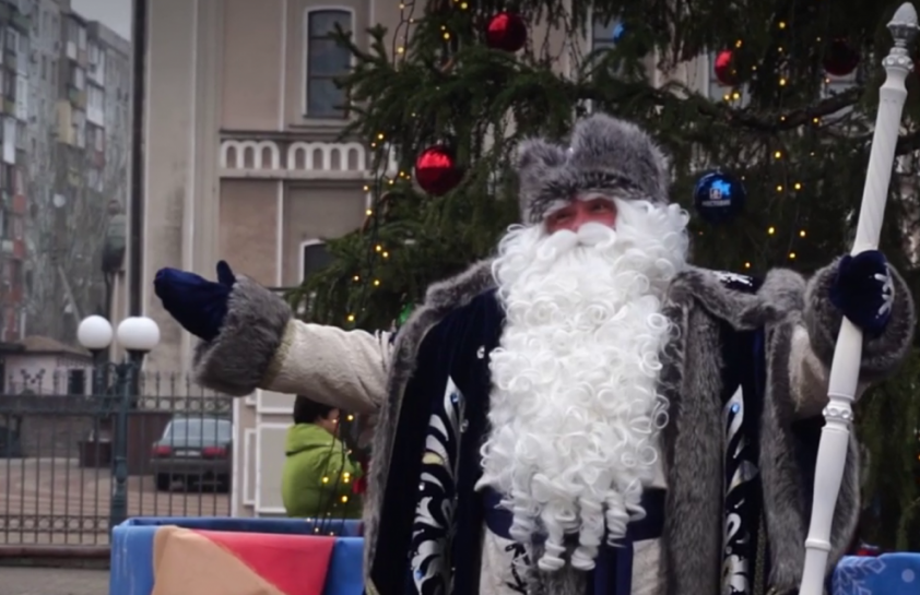 В Макеевке установили гигантскую новогоднюю ёлку из Великого Устюга