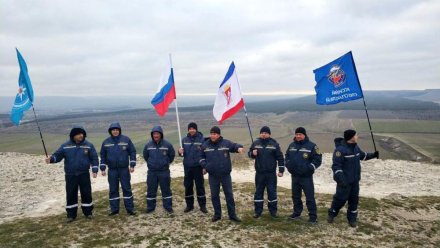Белая Скала: Спасатели возложили цветы и подняли флаги в честь праздника