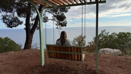 Ялтинцы смогут наслаждаться прогулками по Солнечной тропе с новыми подвесными скамейками