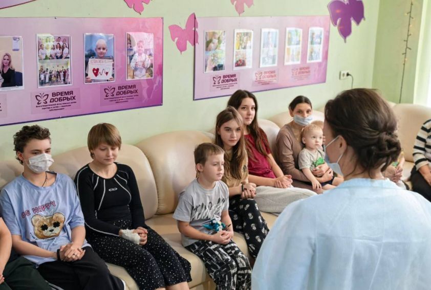 В детское онкоотделение ДНР доставили современное оборудование и подарки