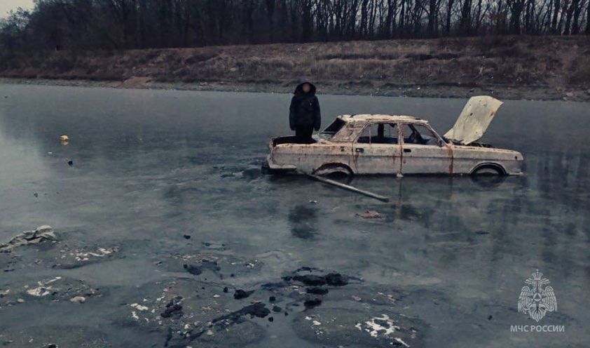 Спасатели вынесли ребенка из затонувшей ‘Волги’ на замерзлом пруду в Макеевке