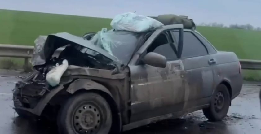 Тяжелая авария на трассе Мариуполь — Таганрог: Разгромленная «Лада» и последствия