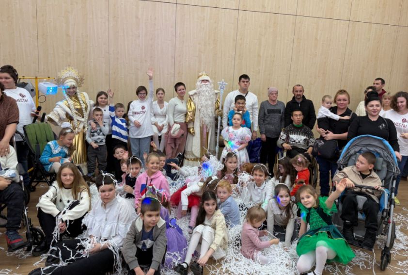 В Донбассе Дед Мороз принёс надежду: Сотни детей получили новогодние подарки