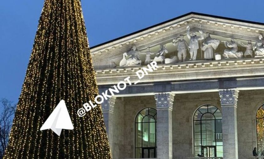 В Мариуполе появилась 14-метровая новогодняя елка, восстановленная петербургскими специалистами