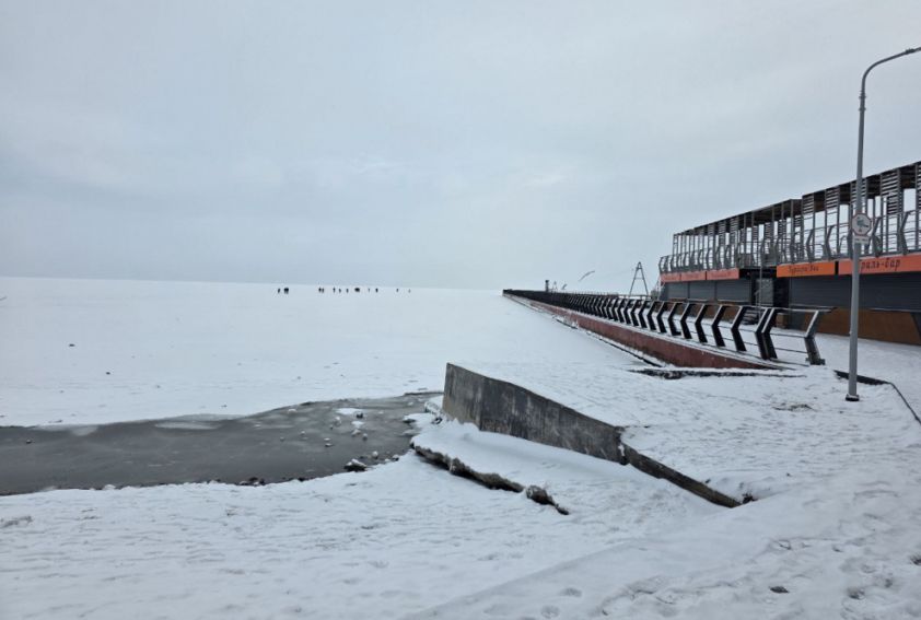 Азовское море у Мариуполя покрылось толстым слоем льда