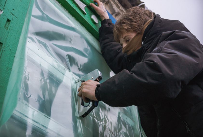 Волонтеры оказывают помощь жителям Дебальцево после обстрела