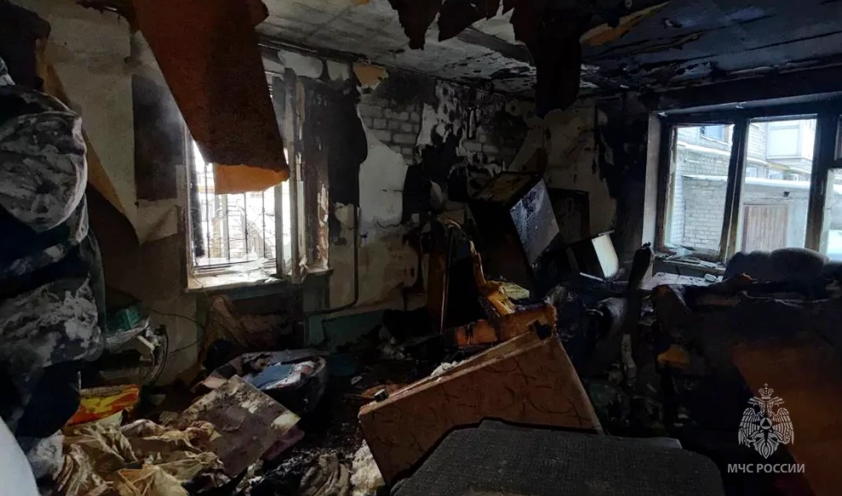 Спасатели вынесли пенсионерку из горящего дома в Донецке