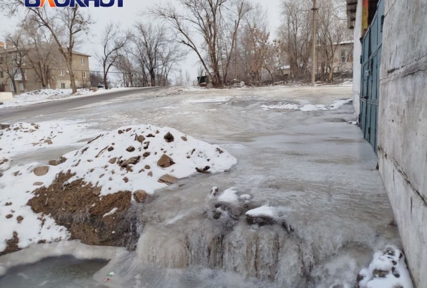 Ледяные заторы в Енакиево: Порывы воды превратили улицы в катки