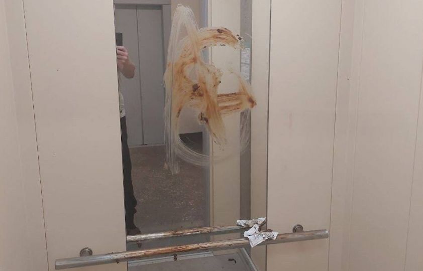 Необычный способ наказания: Подростки убирали последствия вандализма в Мариуполе