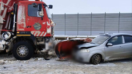 В Крыму произошло ДТП: Легковушка столкнулась со снегоуборочной машиной на трассе «Таврида»