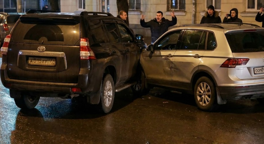 Погром в центре Донецка: Джип врезался в Volkswagen