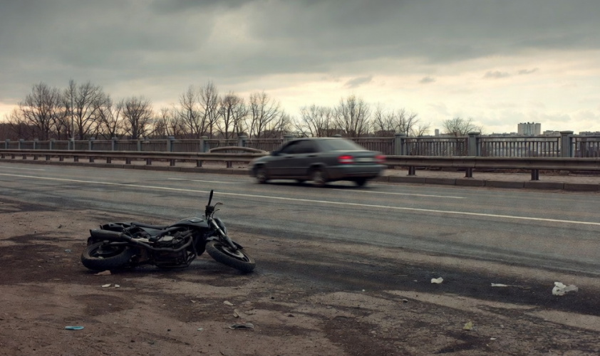 ДТП на Петровском мосту в Донецке: Водитель сбил мотоциклиста и скрылся с места происшествия