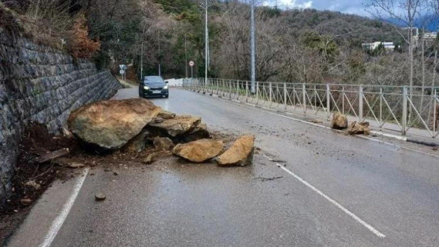 Под Ялтой обрушение камней повлекло ограничение движения