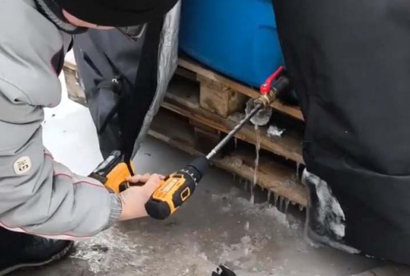 Жителям ДНР предложили использовать буры для размораживания замерзших бочек