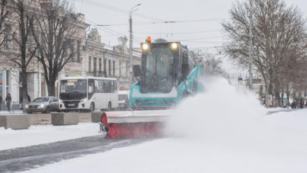 В Симферополе продолжают работы по очистке города от снега и налели